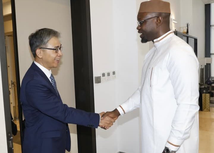 Le premier ministre senegalesi (d.) et l'ambassadeur de Chine au Sénégal